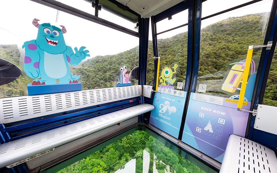 香港昂坪 怪獸電力公司車廂內部