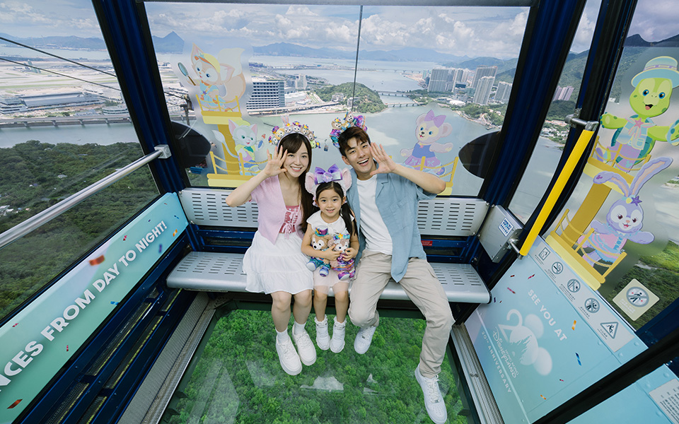 香港昂坪 香港迪士尼樂園20周年主題水晶纜車 內部車廂