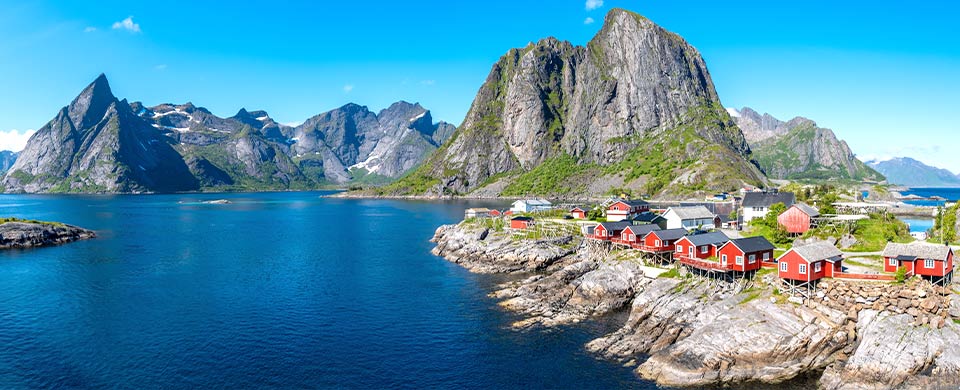 世界最美島嶼－羅浮敦群島<span>由三個大島與周遭小島組成，位於挪威北部、北緯68度北極圈內，因此有冬天永晝、夏天永日的景況，更是觀賞極光的最佳地點。以峽灣地形著名、及紅色或黃色漁屋為鮮明印象，其中「北極天堂」奧克蘭海灘、「羅浮敦群島盡頭」也是全世界地名最短的地方－奧鎮(Å)，及「挪威最美村莊」雷訥，都值得一訪。</span>